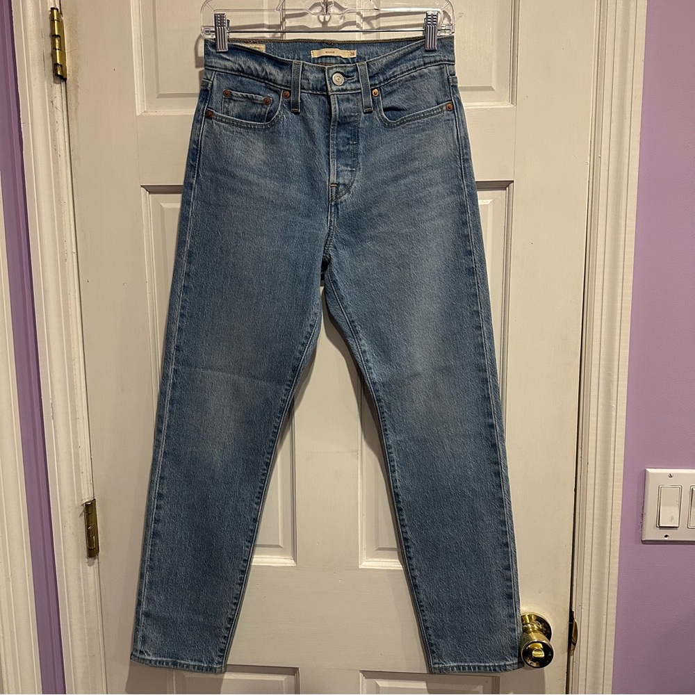 Levi’s Premium Wedgie Fit Jeans – Light Wash – Size 26